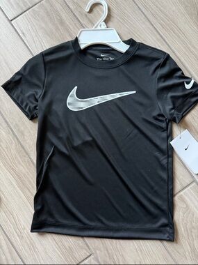 New Boys Nike Dri fit shirt size 6